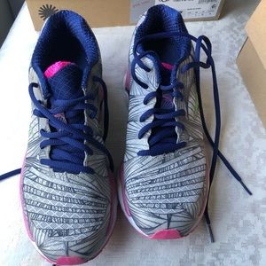 Mizuno wave woman size 9